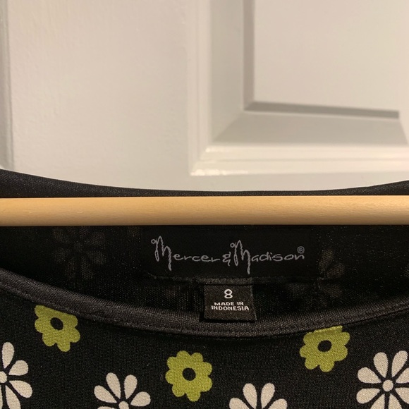 Woman’s dress - Picture 3 of 4